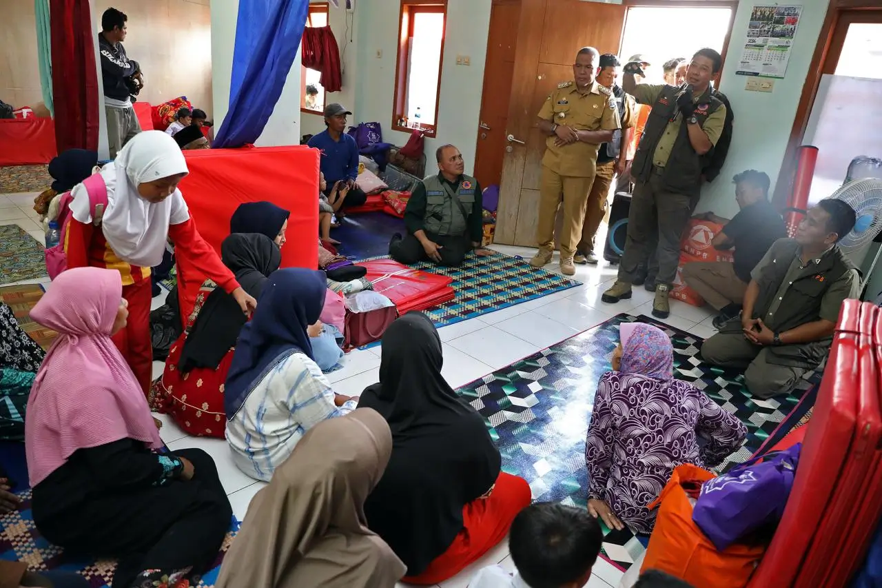 Kepala BNPB menyambangi lokasi pengungsian di Islamic Center Kecamatan Rongga. Selama kurang lebih 15 menit, Kepala BNPB menyempatkan diri berdialog dengan warga.